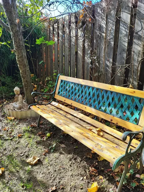 Sitzbank im Garten der Ayurveda Massagepraxis in Lienz