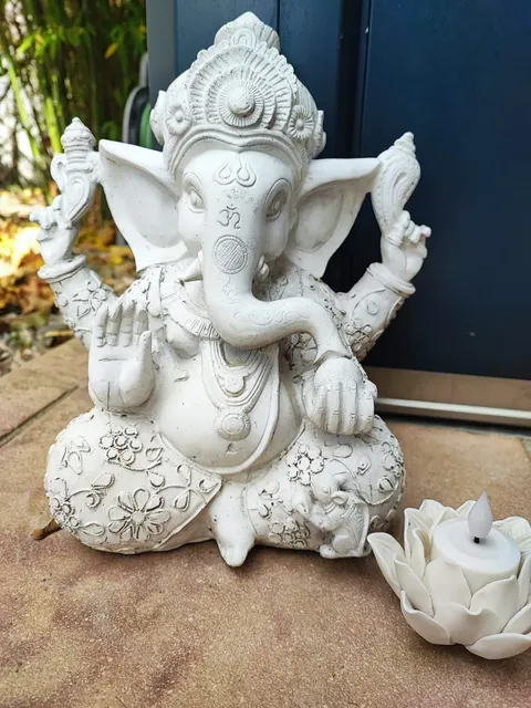 Ganesha-Figur mit Teelicht im Eingangsbereich der Praxis