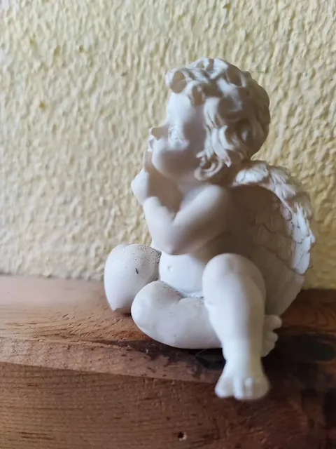 Kleine wei Engelsfigur auf einem Holzbrett in der Praxis