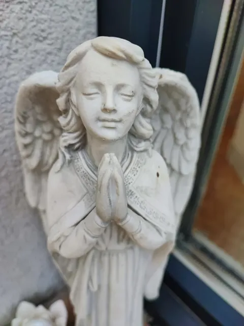 Engelsfigur mit gefalteten H am Fenster der Massagepraxis