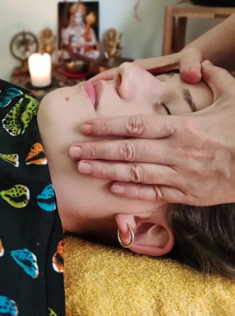 Mukabhyanga Gesichtsbehandlung – Verjüngende und entspannende Gesichtsmassage