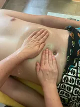Udarabhyanga Bauchmassage – Sanfte Entspannung für den Bauch